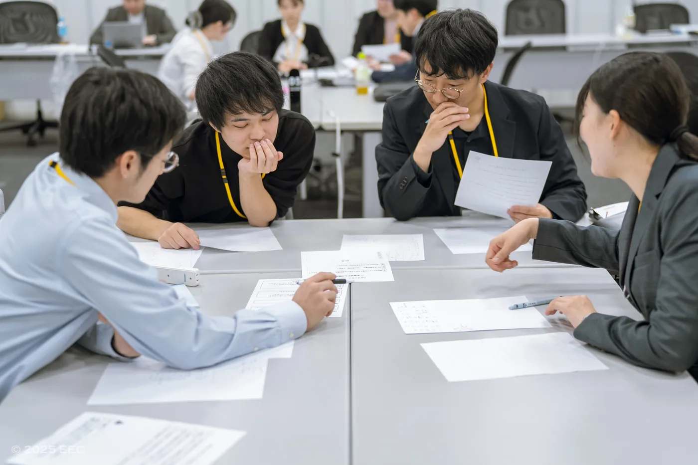 意見を出し合いながら課題に向き合うチームの様子
