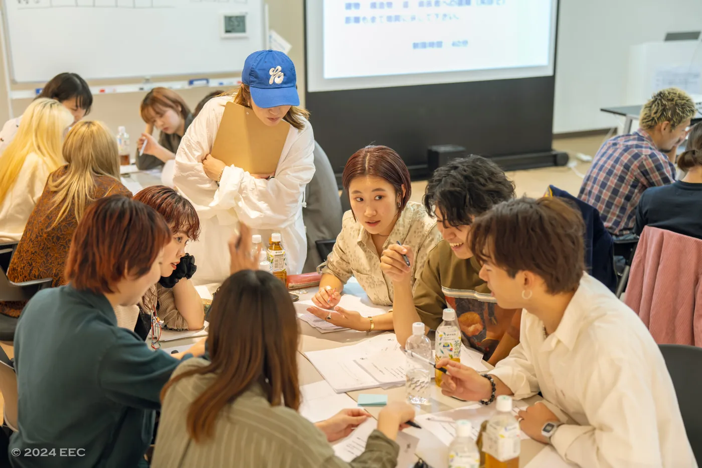 心理的安全性が高い場で議論する様子